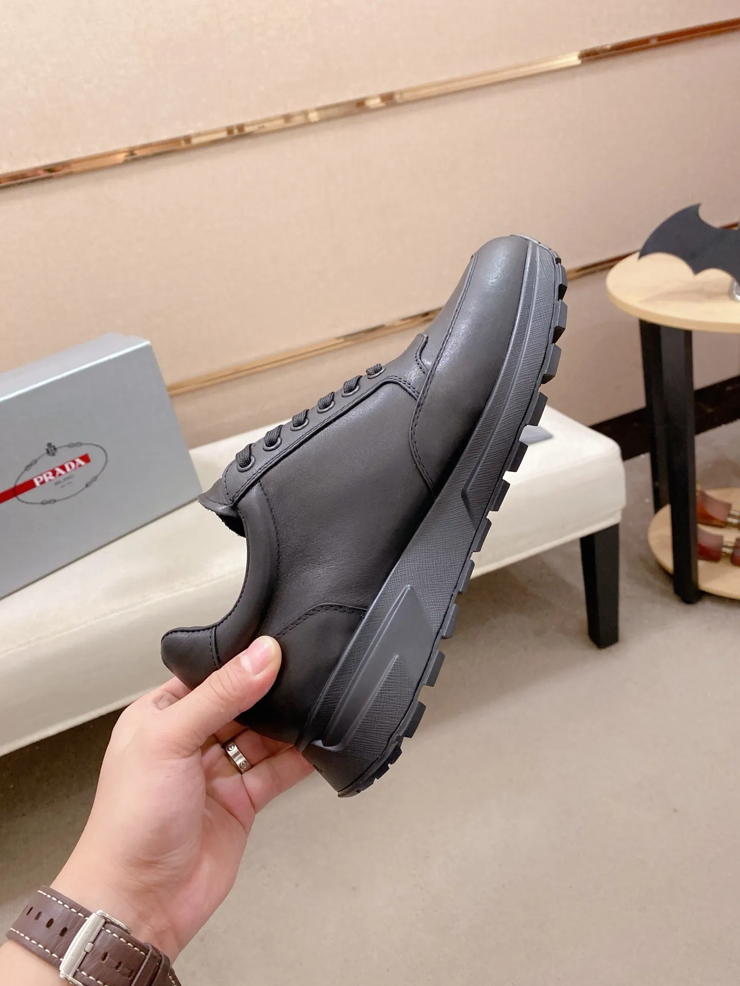 Factory price 560💰 ✔️✔️✔️High-quality new PRADA counters are on the market at the same time. The new men's shoes and 😘fabrics are selected from imported first-layer cowhide and are made with pure handcrafts. Lining: Full cowhide lining. 👍🏿 High-end ☄️ air-cushion molded anti-slip rubber outsole, exquisite lines, simple and elegant, comfortable and high-end for leisure travel. Code number: 38 to 44 (45 can be customized and cannot be returned or exchanged)